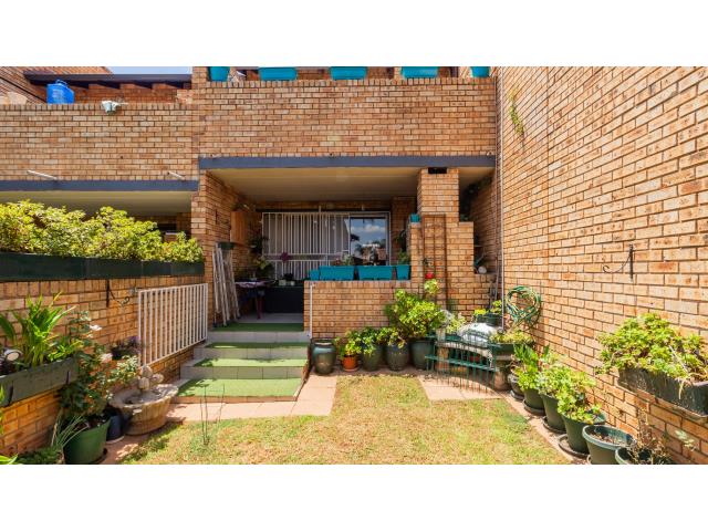 2 Bedroom Townhouse for sale in Roodekrans