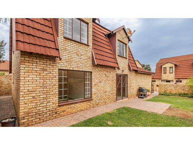 4 Bedroom House for sale in Willowbrook