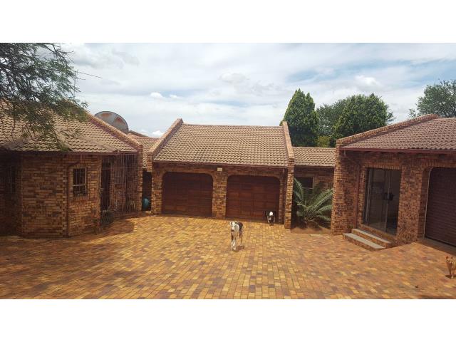 4 Bedroom House for sale in Poortview