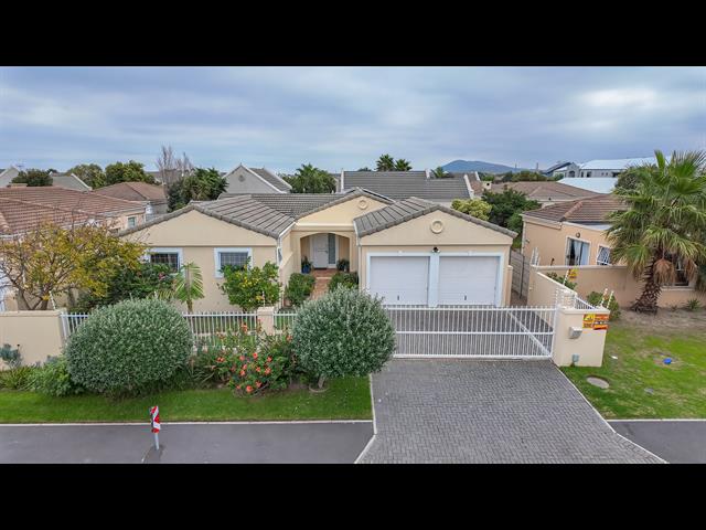 4 Bedroom House for sale in Sunningdale