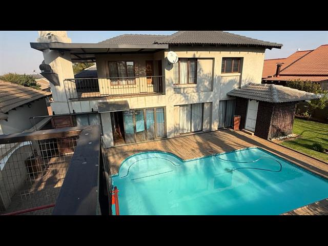 4 Bedroom Townhouse for sale in Aerorand