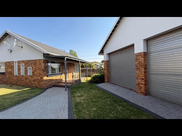 4 Bedroom House for sale in Kanonkop