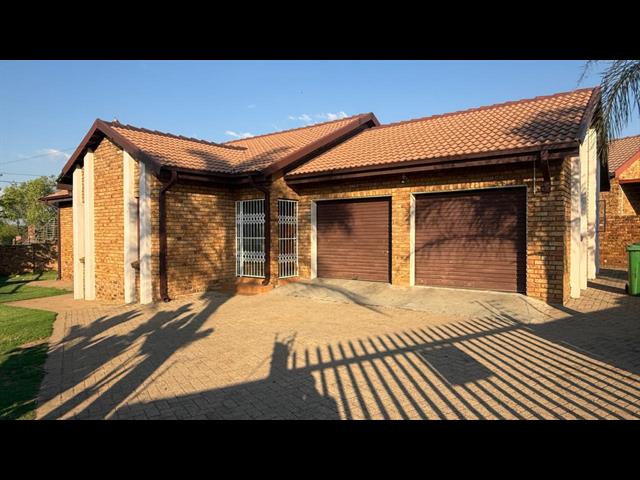 3 Bedroom House for sale in Aerorand