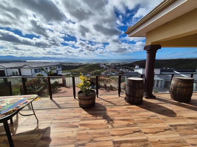 4 Bedroom House for sale in Island View