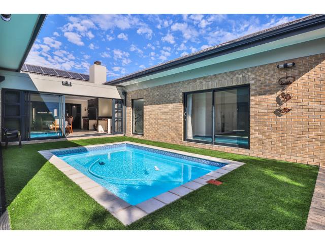 4 Bedroom House for sale in Dana Bay