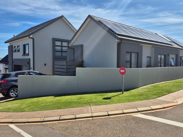 4 Bedroom House for sale in Outeniquasbosch