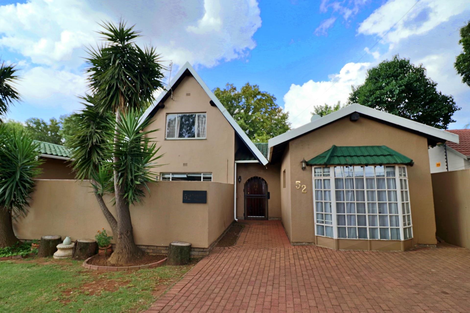 4 Bedroom House For Sale in Farrarmere RE/MAX™ of Southern Africa