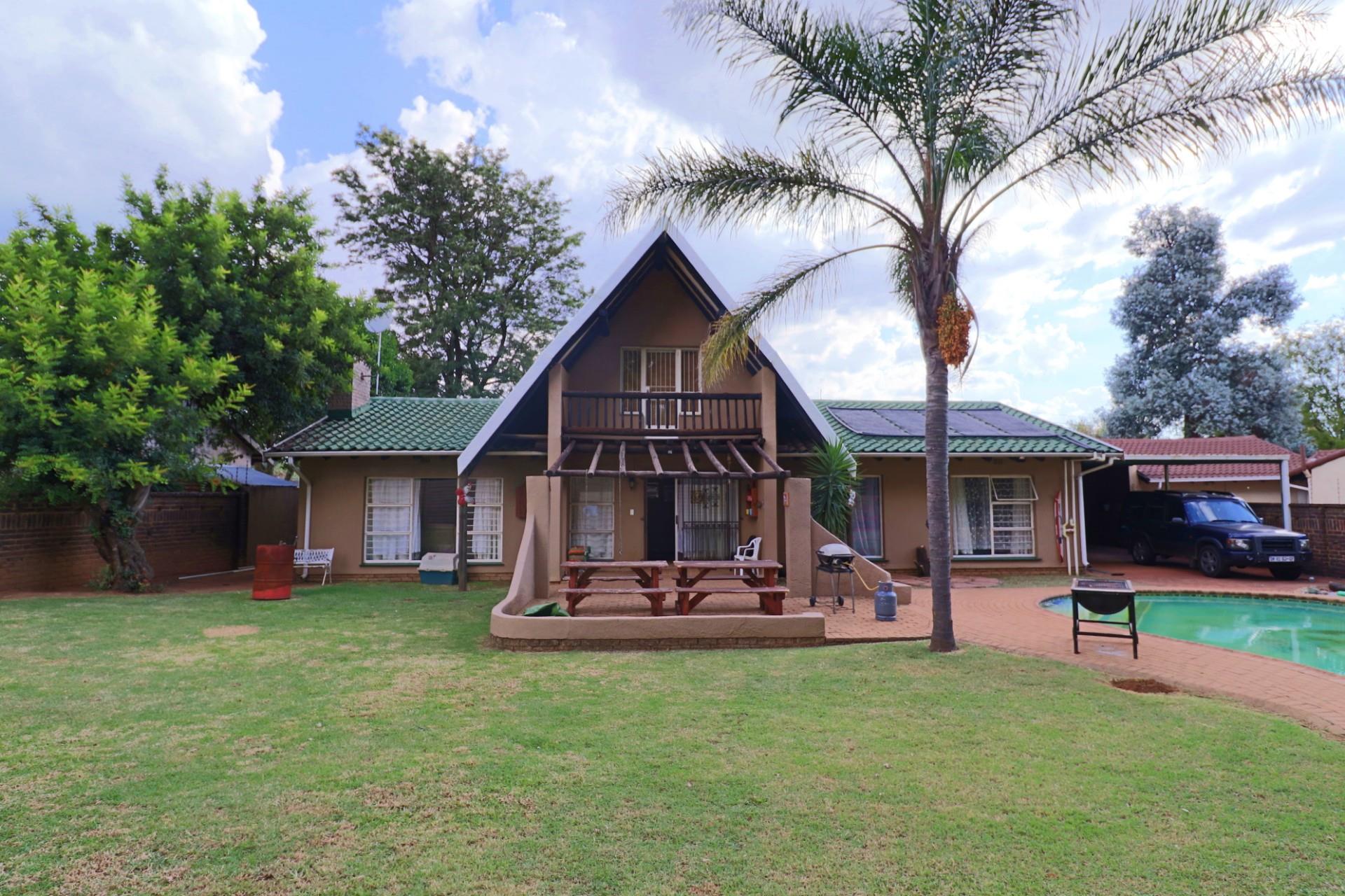 4 Bedroom House For Sale in Farrarmere RE/MAX™ of Southern Africa