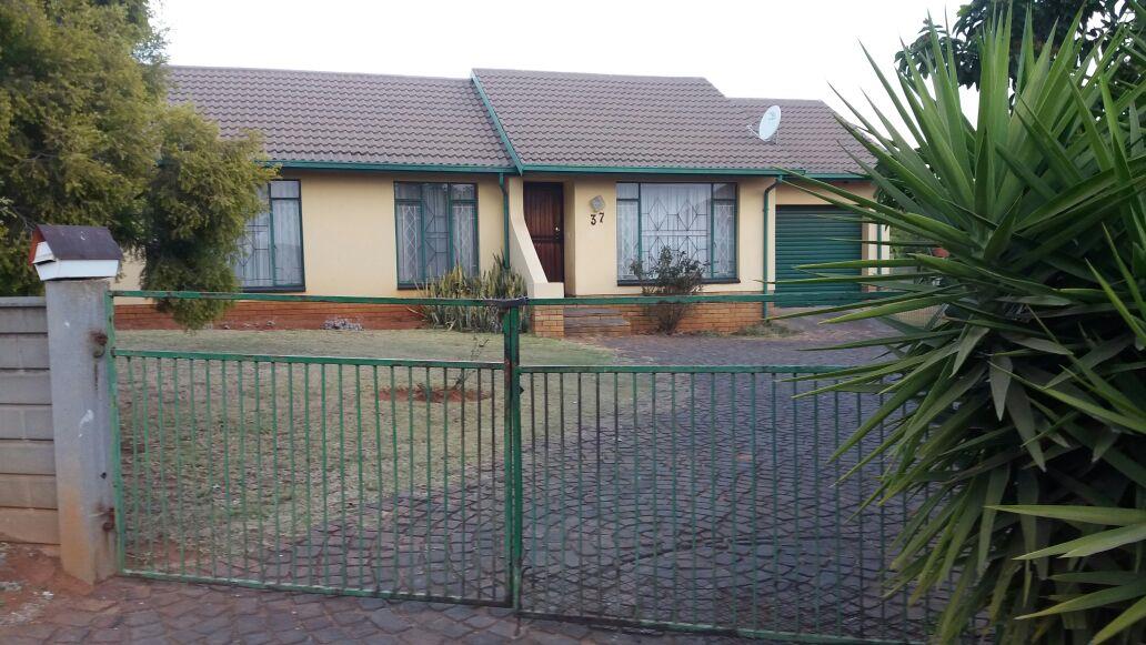 3 Bedroom House For Sale in Birch Acres RE/MAX™ of Southern Africa