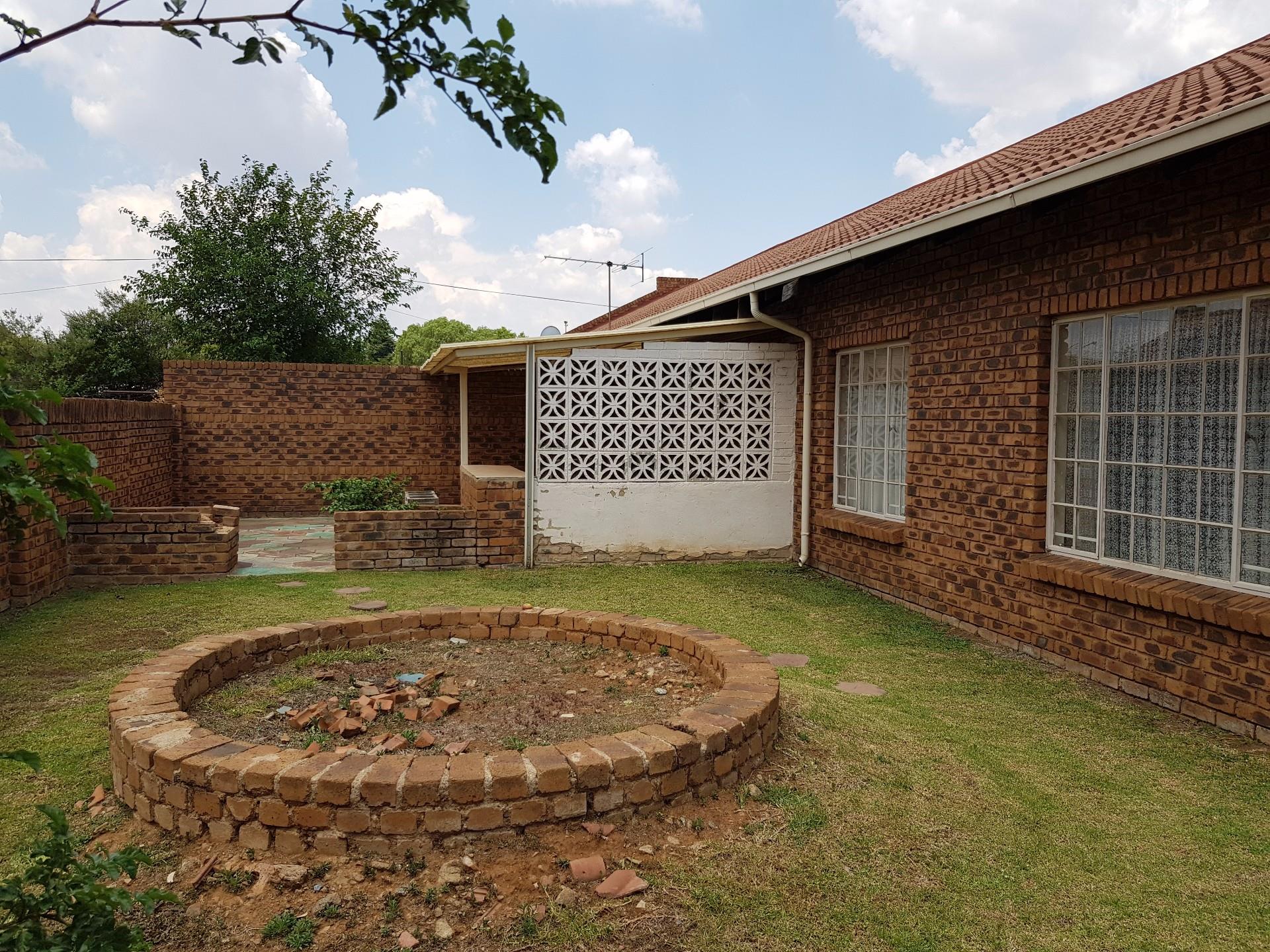 3 Bedroom House For Sale in Esther Park RE/MAX™ of Southern Africa