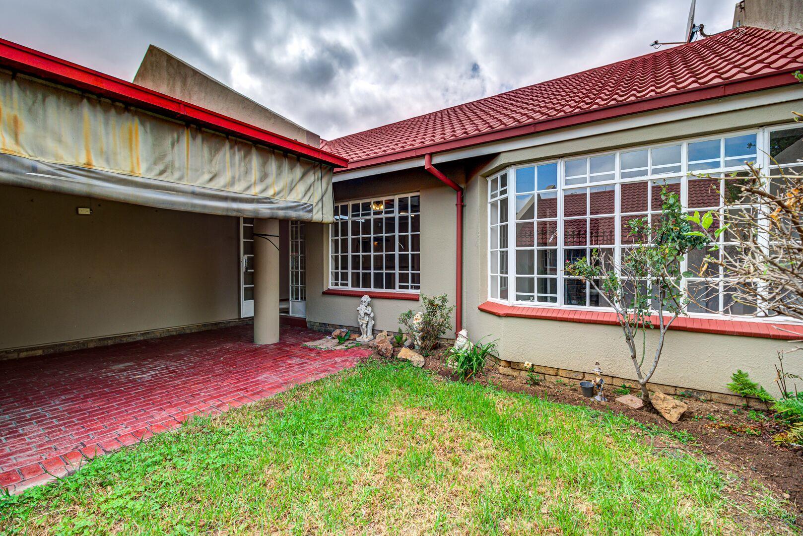 2 Bedroom Townhouse For Sale in Glen Marais RE/MAX™ of Southern Africa
