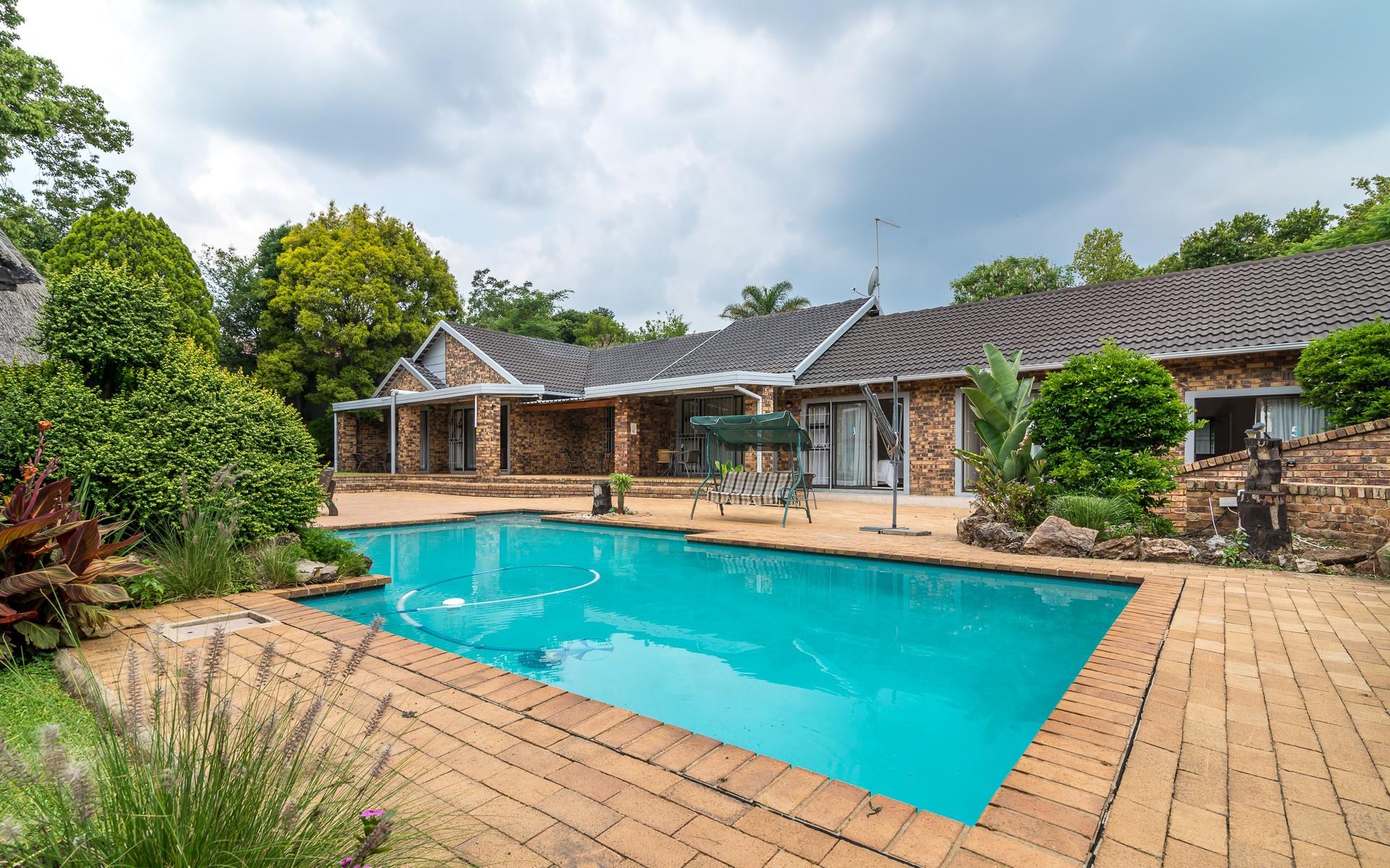 8 Bedroom House For Sale in Douglasdale RE/MAX™ of Southern Africa