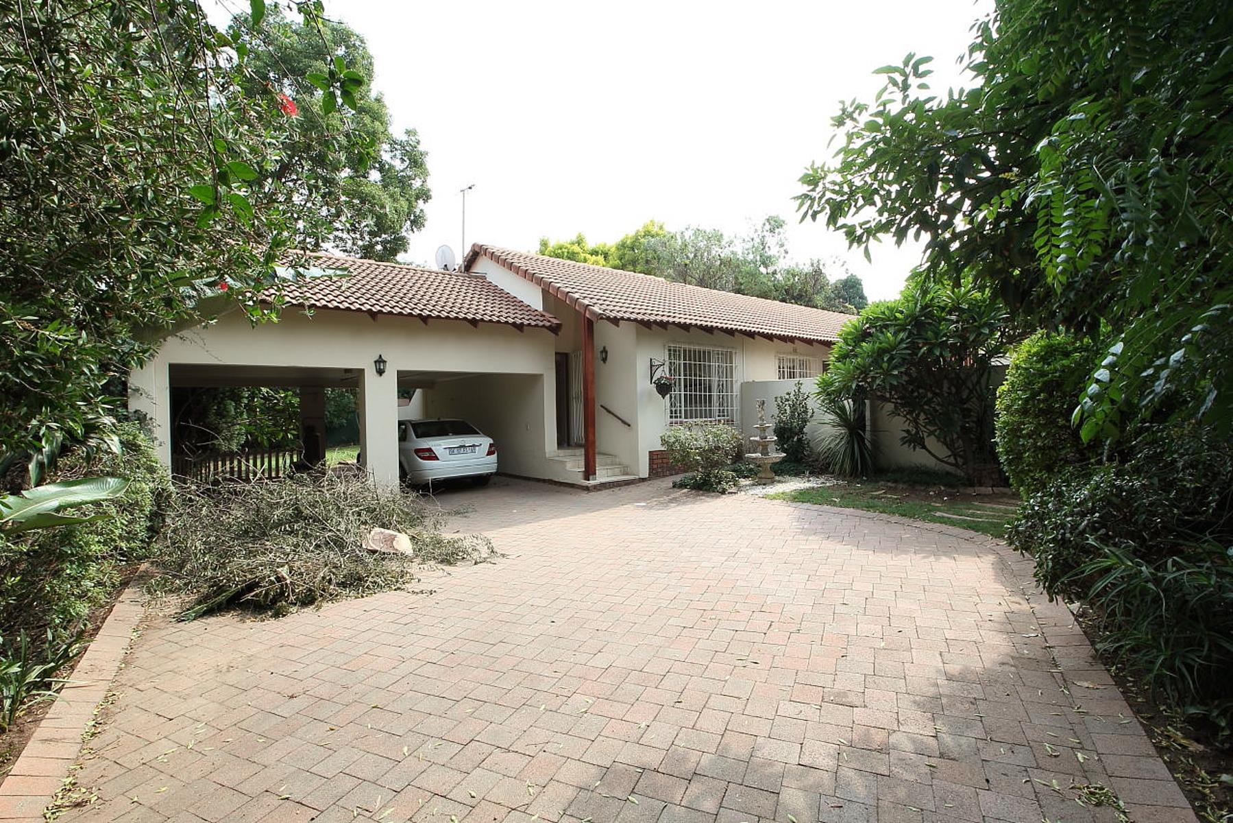 3 Bedroom House For Sale in Fourways RE/MAX™ of Southern Africa