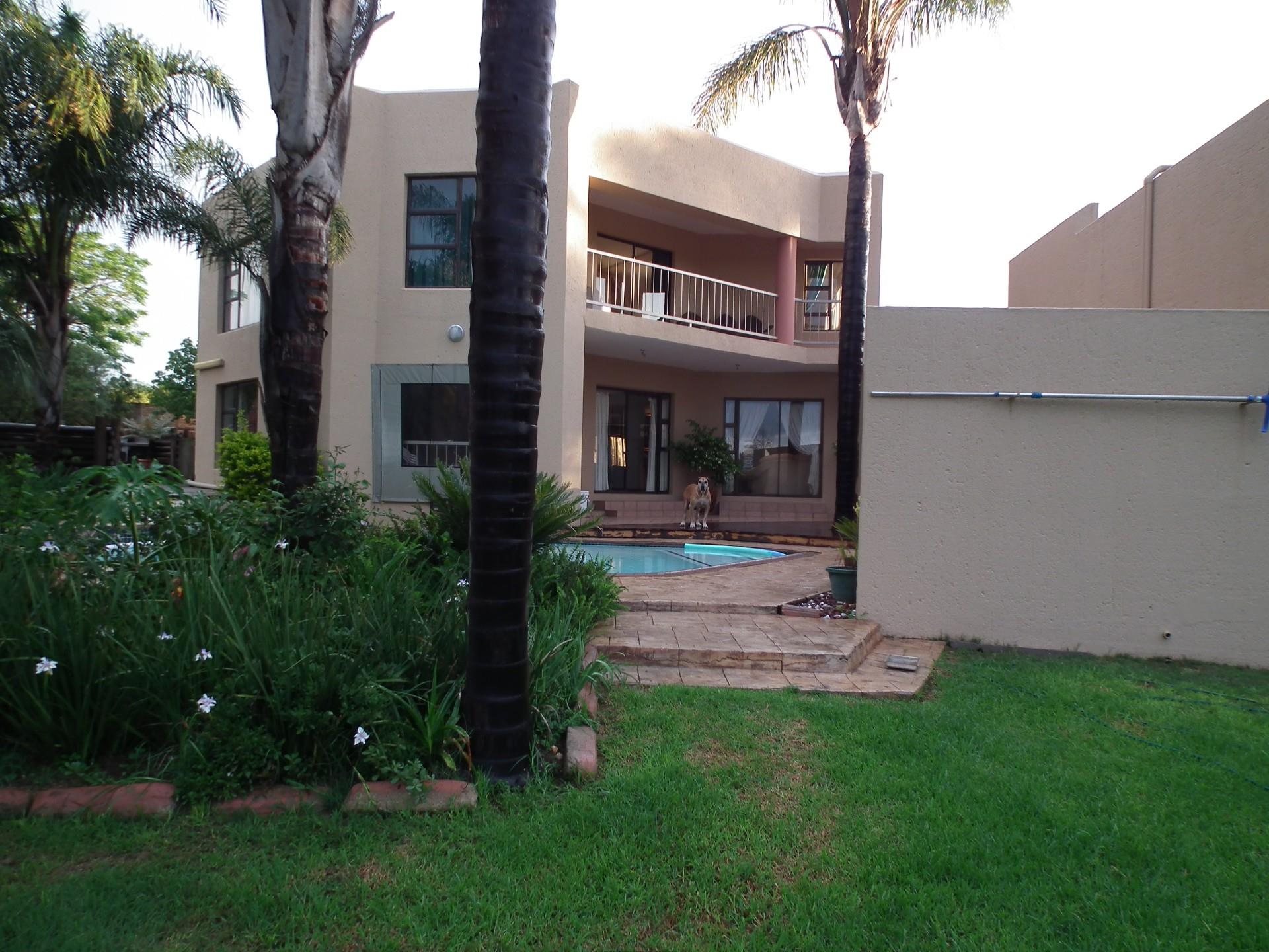 6 Bedroom House For Sale in Ruimsig RE/MAX™ of Southern Africa