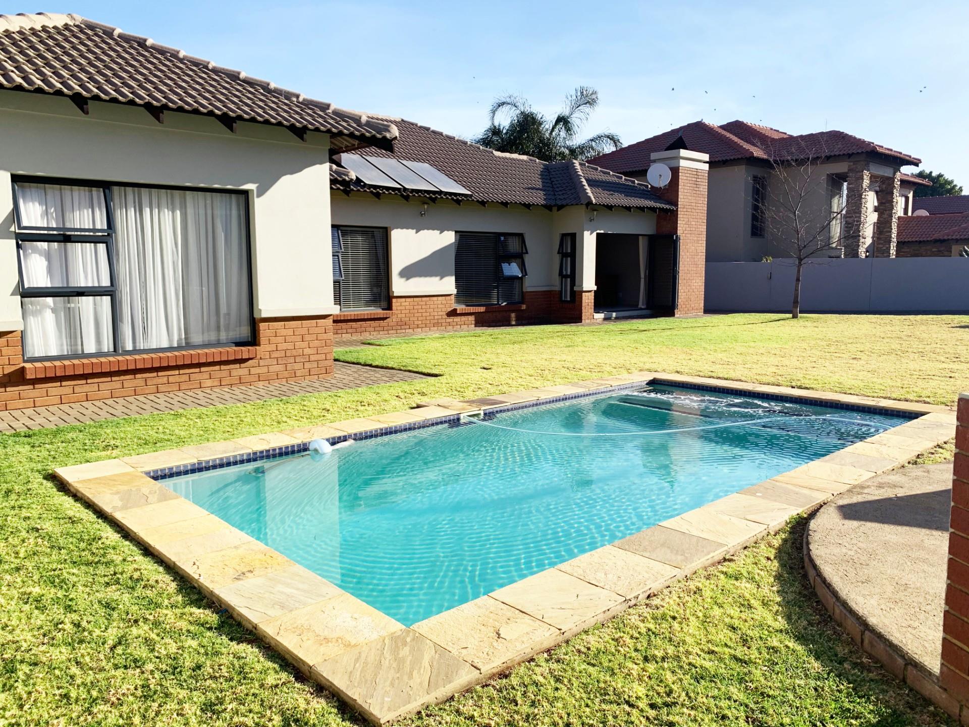 3 Bedroom House For Sale in Ruimsig Country Estate RE/MAX™ of