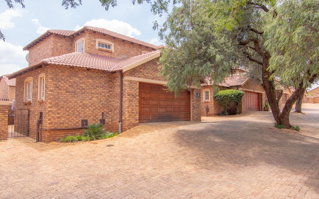 4 Bedroom Townhouse For Sale in Honeydew Ridge RE/MAX™ of Southern Africa
