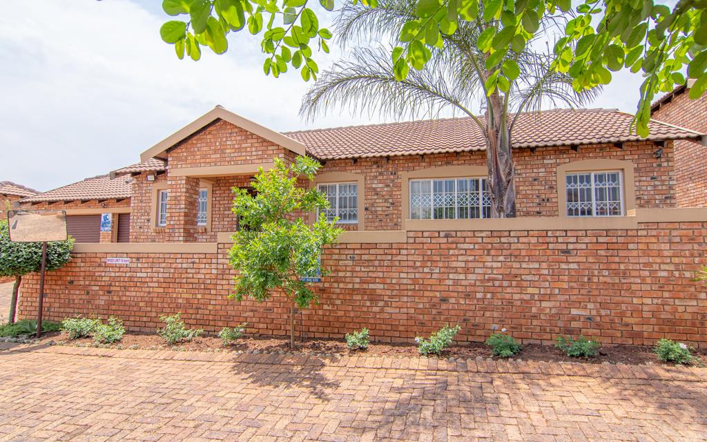 4 Bedroom Townhouse For Sale in Honeydew Grove RE/MAX™ of Southern Africa