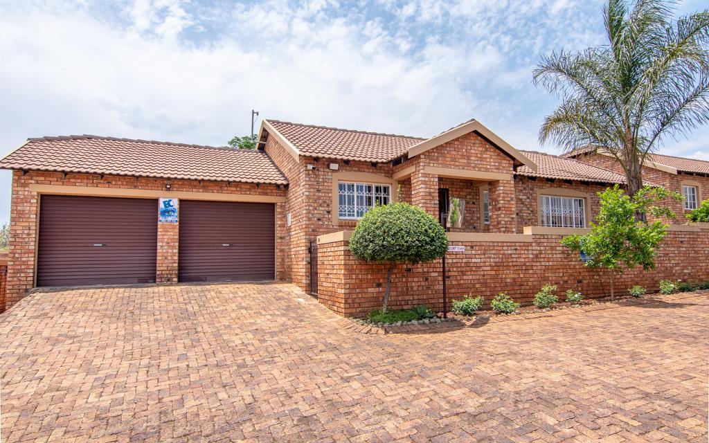 4 Bedroom Townhouse For Sale in Honeydew Grove RE/MAX™ of Southern Africa