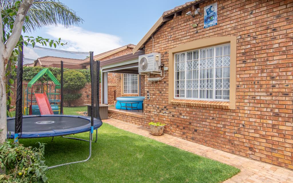 4 Bedroom Townhouse For Sale in Honeydew Grove RE/MAX™ of Southern Africa