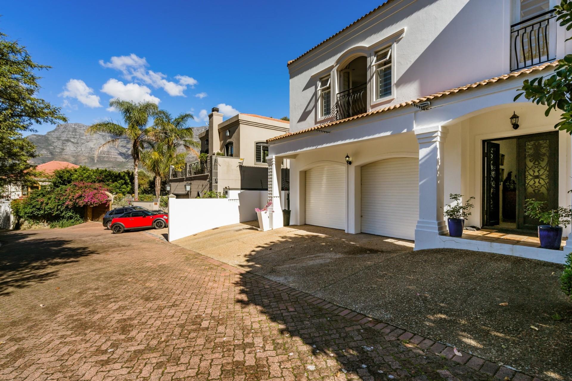 4 Bedroom House For Sale in Tamboerskloof RE/MAX™ of Southern Africa