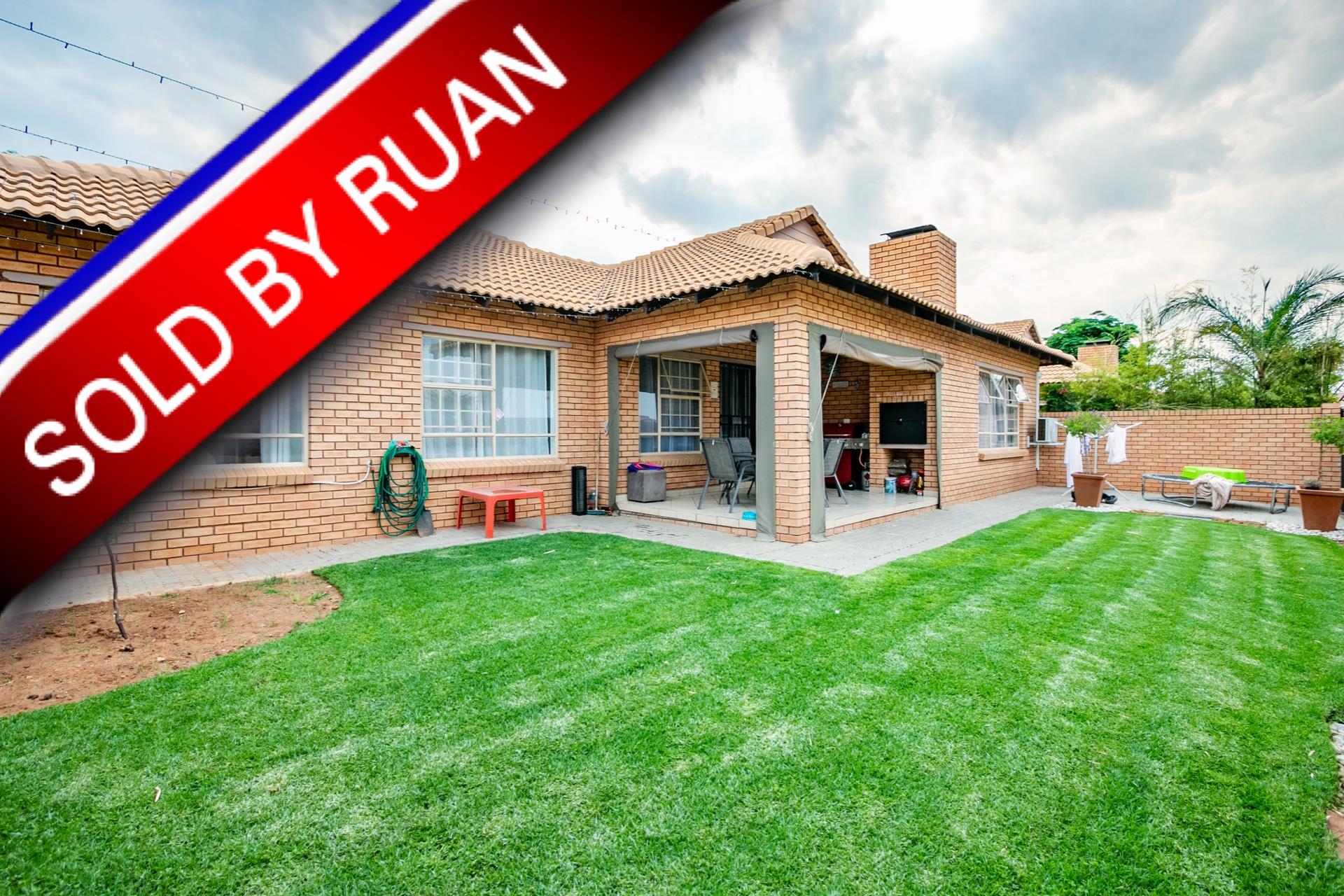 3 Bedroom Townhouse For Sale in Paramount Estate RE/MAX™ of Southern