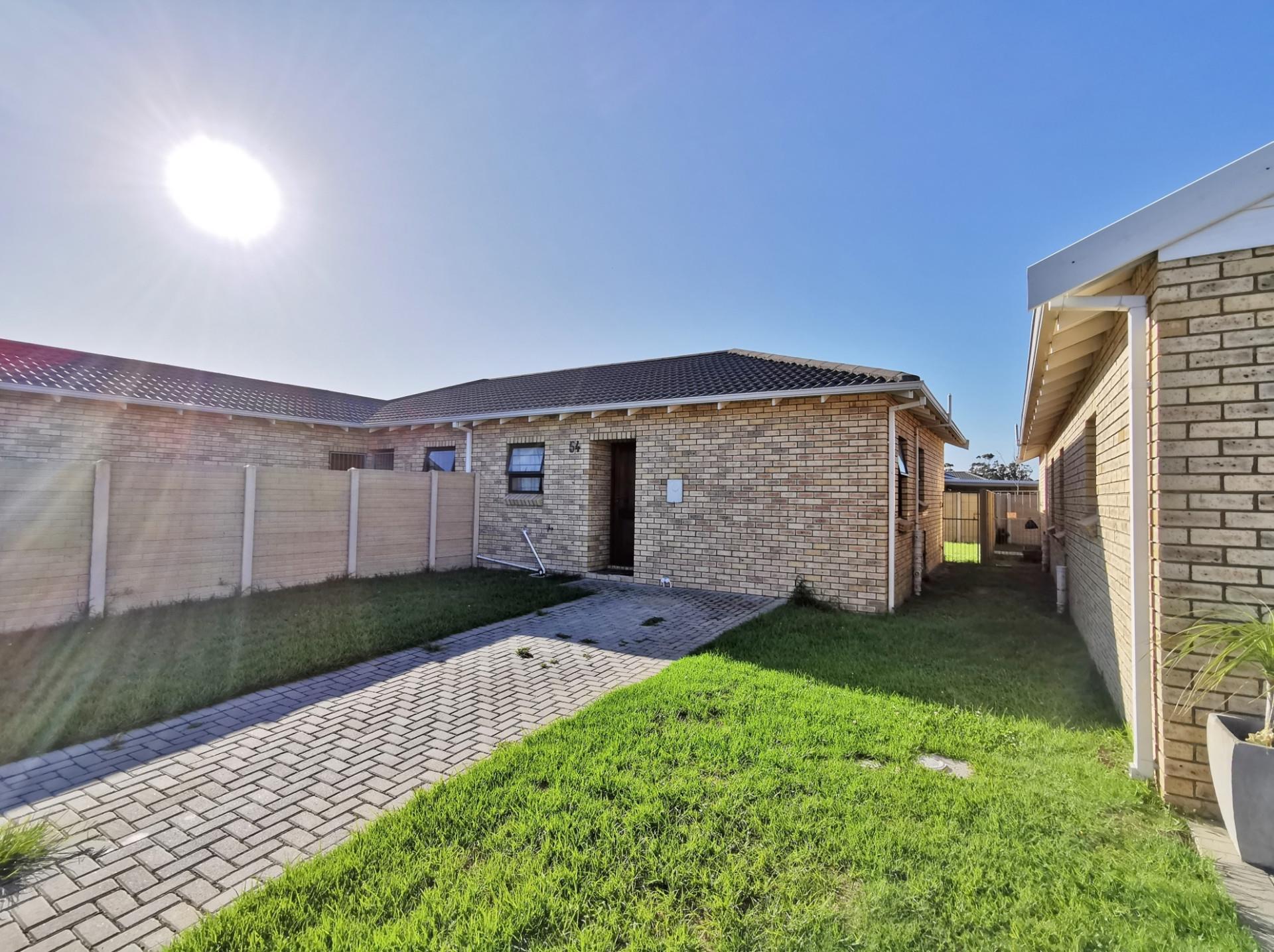 2 Bedroom Townhouse For Sale in Sherwood RE/MAX™ of Southern Africa
