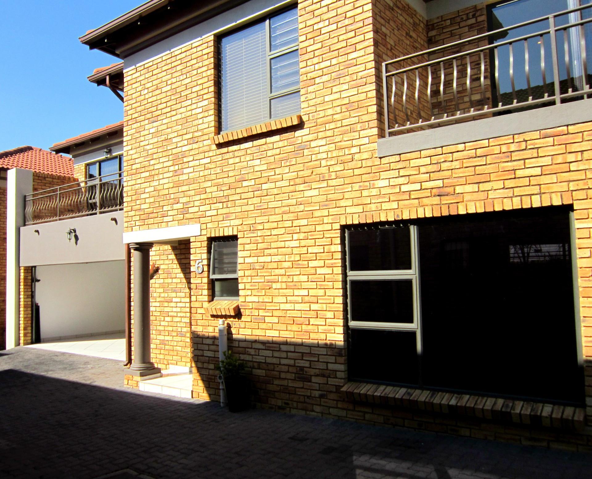 3 Bedroom Townhouse For Sale in New Redruth | RE/MAX™ of Southern Africa