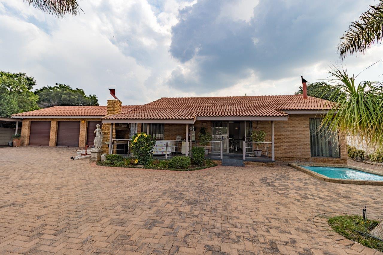 3 Bedroom House For Sale in New Redruth RE/MAX™ of Southern Africa