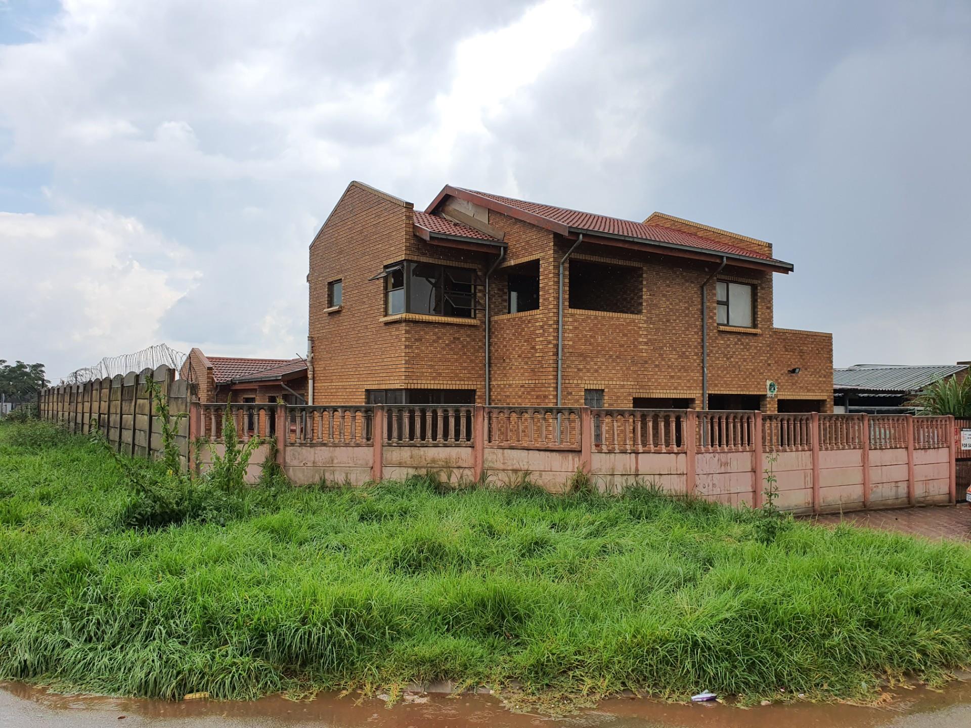 6 Bedroom House For Sale in Palm Ridge RE/MAX™ of Southern Africa
