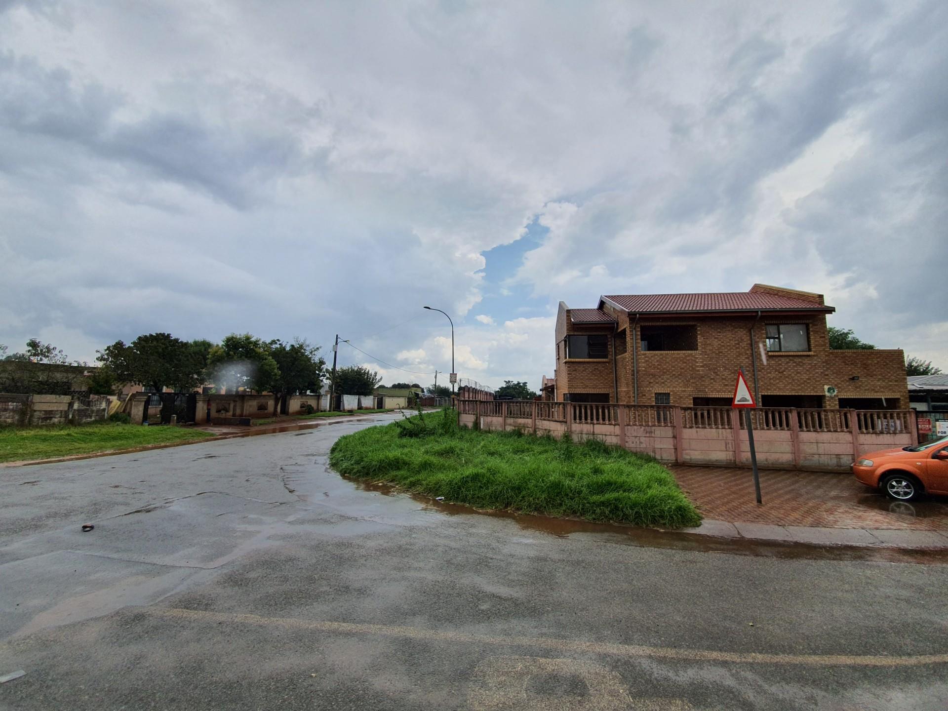 6 Bedroom House For Sale in Palm Ridge RE/MAX™ of Southern Africa