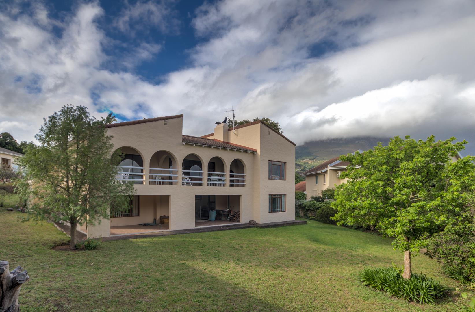 4 Bedroom House For Sale in Montclair RE/MAX™ of Southern Africa