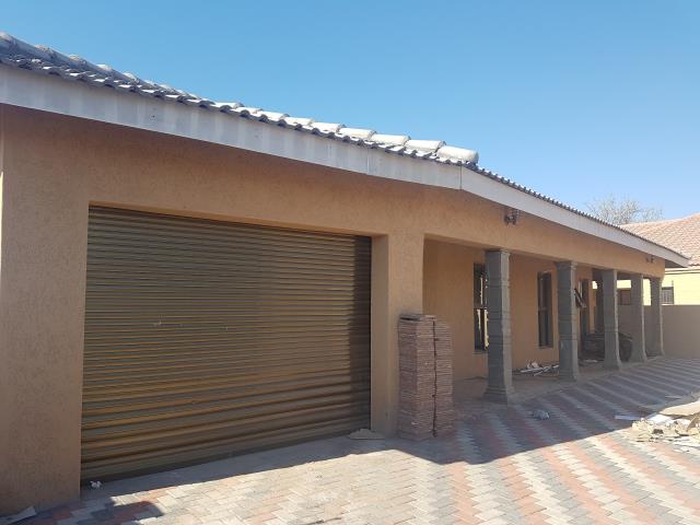 3 Bedroom House  For Sale  in Tsholofelo East RE MAX  of 