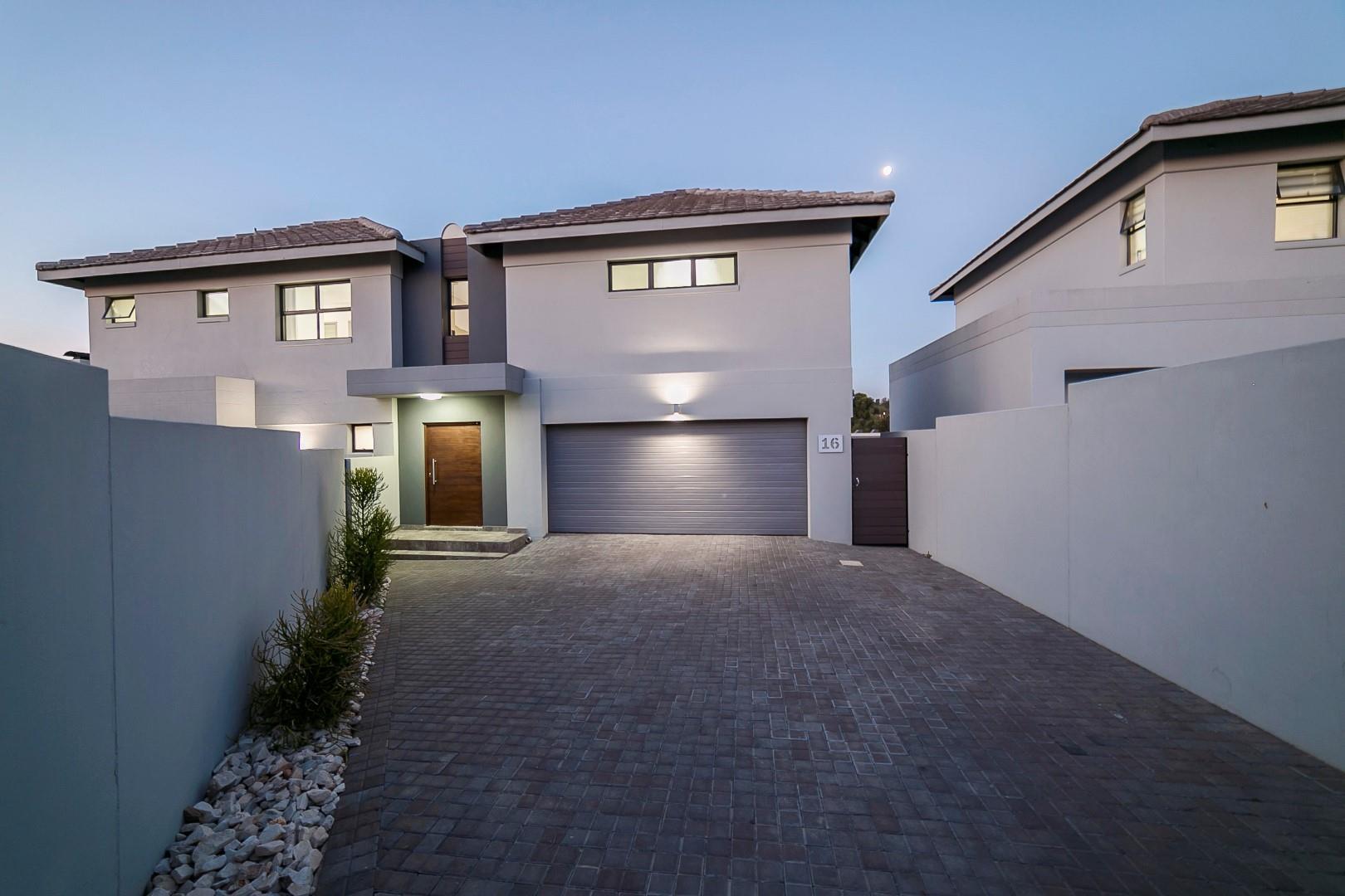 3 Bedroom House For Sale in Bryanston RE/MAX™ of Southern Africa