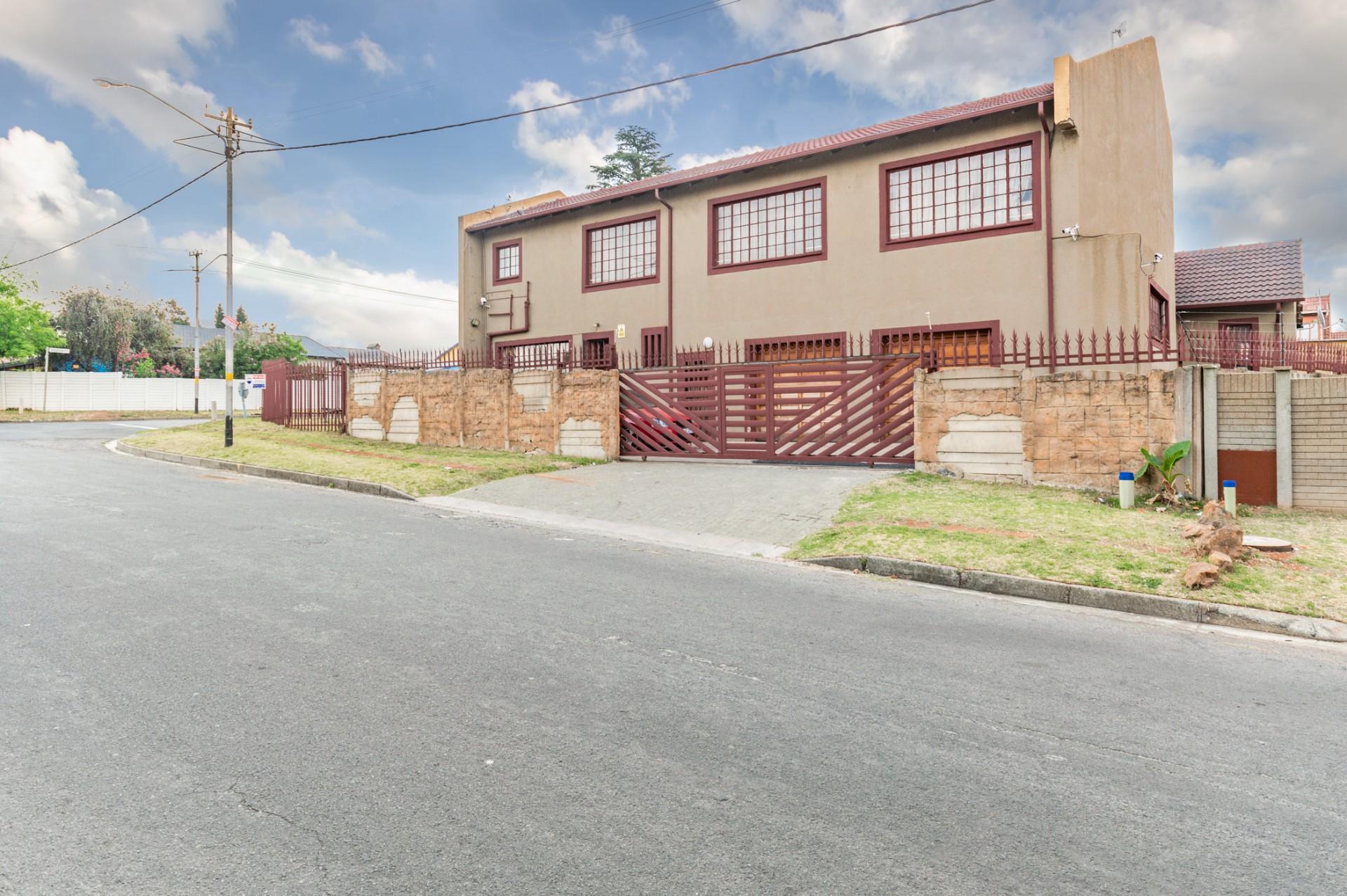 6 Bedroom House For Sale in Dinwiddie RE/MAX™ of Southern Africa