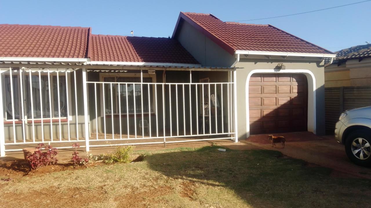 3 Bedroom House For Sale in Dawn Park RE/MAX™ of Southern Africa