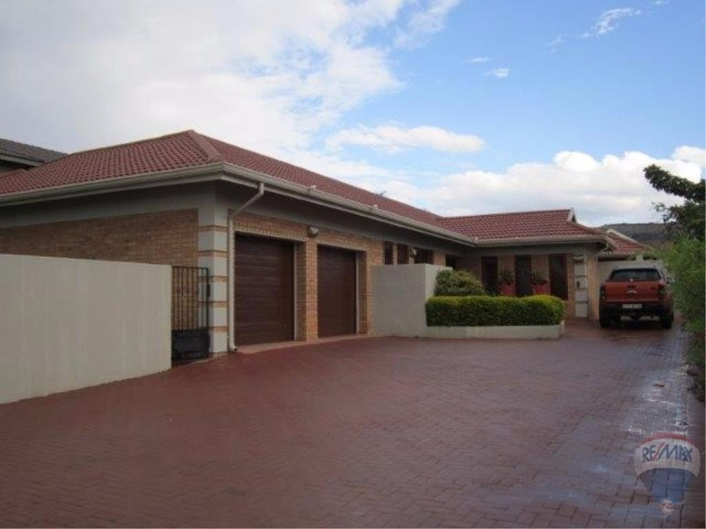 4 Bedroom House  For Sale in Pinehaven for ZAR 2 380 000 