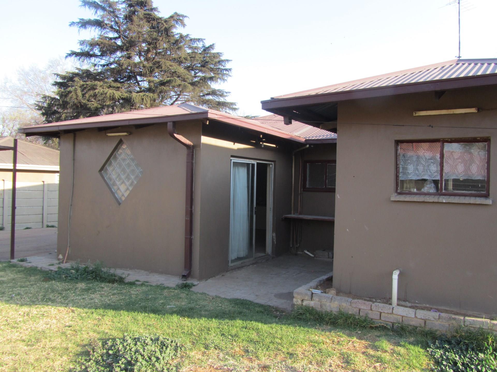 3 Bedroom House For Sale in Vanderbijlpark CW 5 RE/MAX™ of Southern