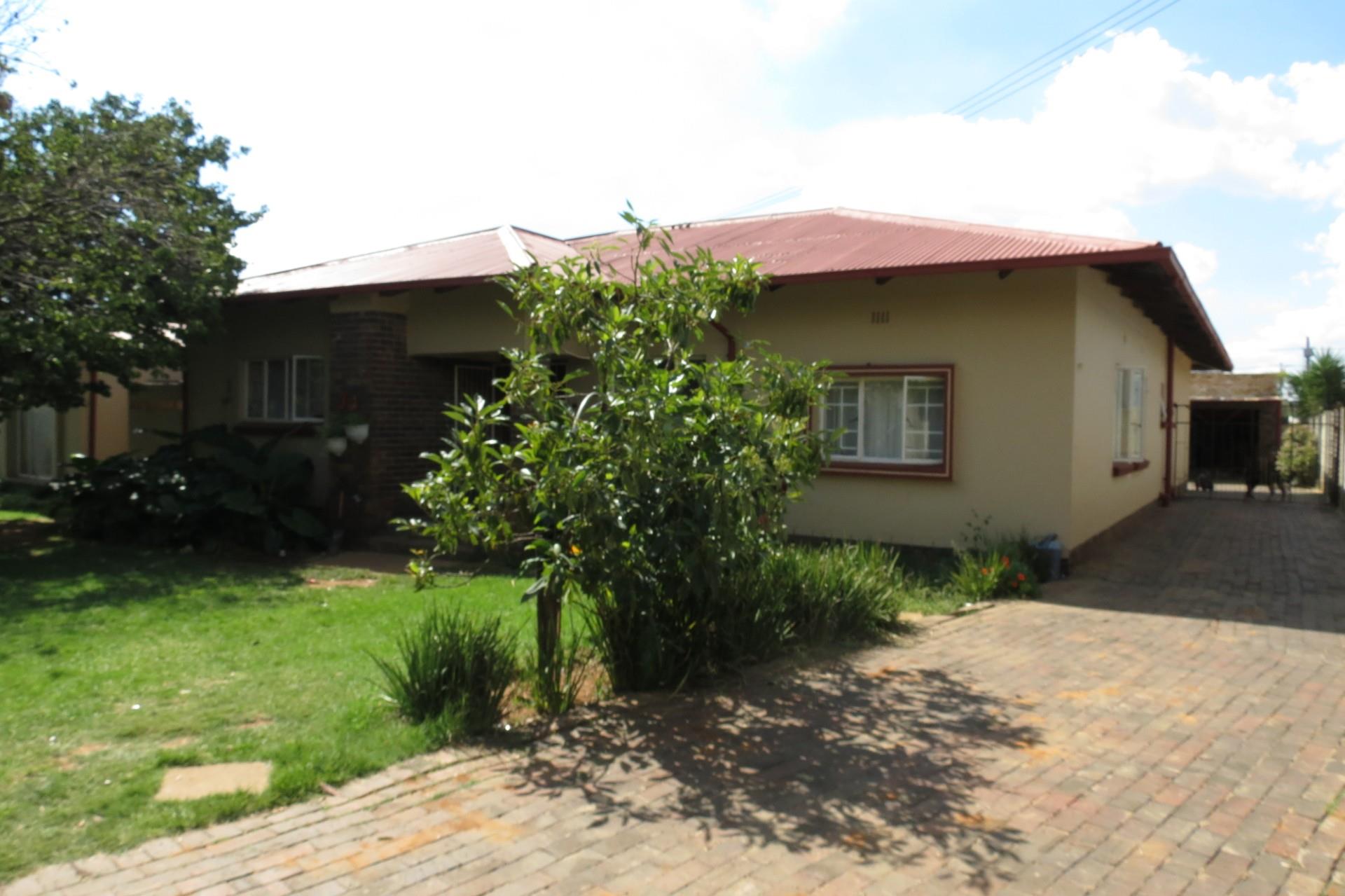 4 Bedroom House For Sale in Witpoortjie RE/MAX™ of Southern Africa