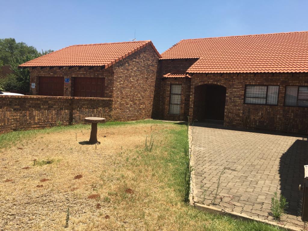 3 Bedroom Townhouse To Rent in Royldene, Kimberley, Northern Cape