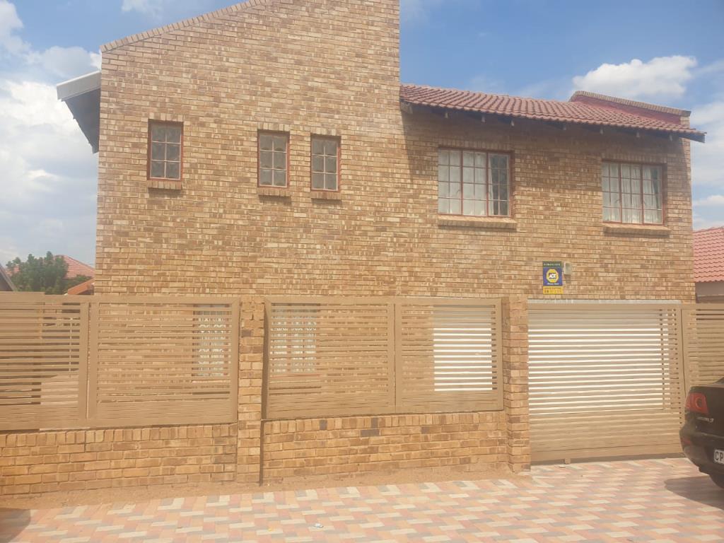 5 bed House To Rent in Ivy Park Chas Everitt Polokwane