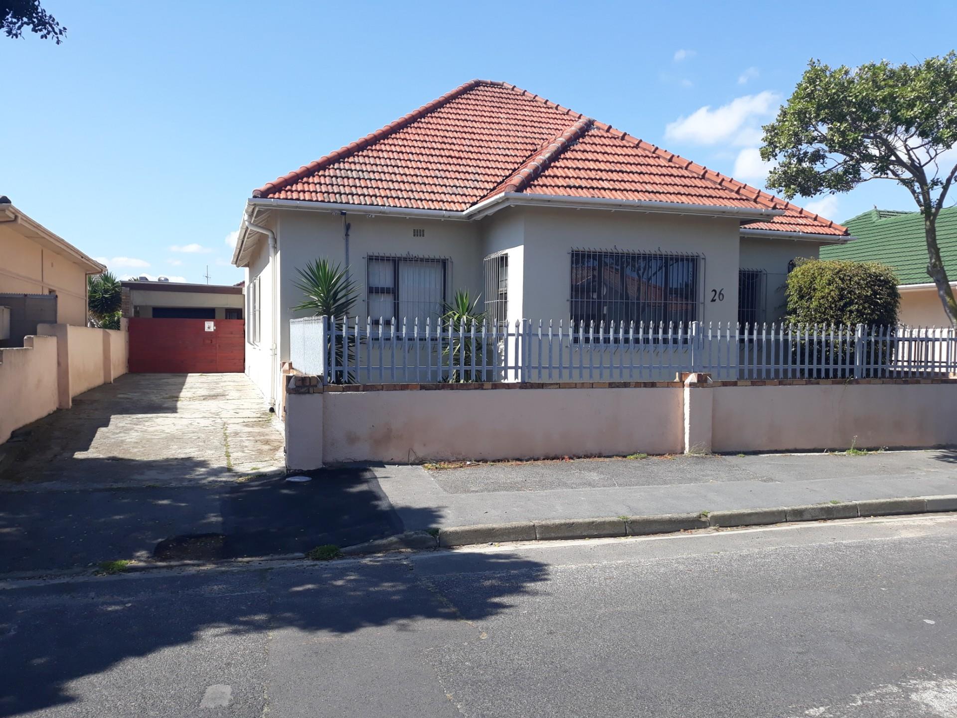 5 Bedroom House For Sale in Goodwood Estate RE/MAX™ of Southern Africa