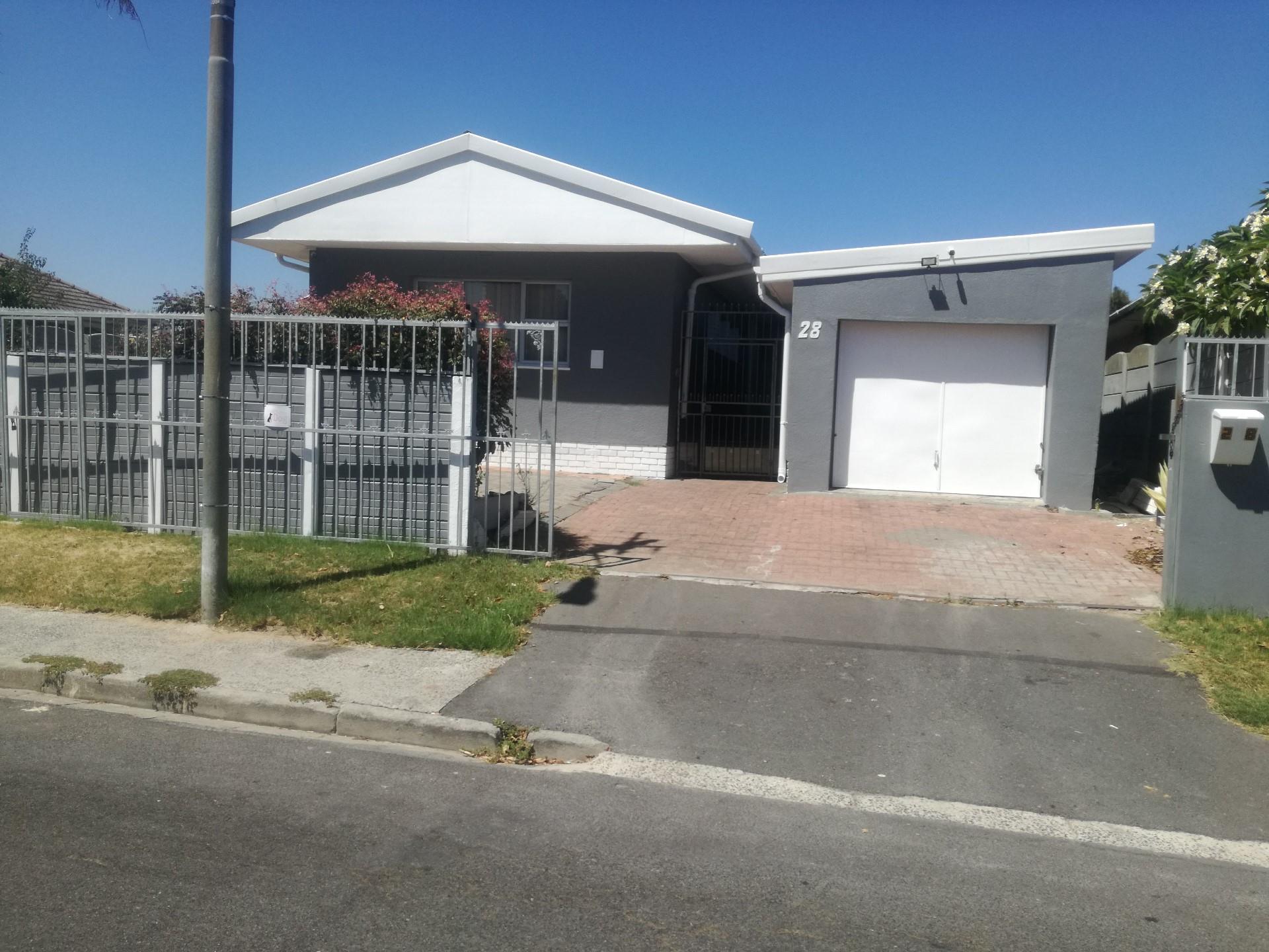 4 Bedroom House For Sale in Parow Valley RE/MAX™ of Southern Africa